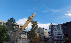 Minare saniyeler içinde yerle bir oldu