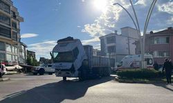 Motosiklet kamyonun altına girdi, sürücü kazayı hafif atlattı