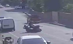 Motosikletlerin kafa kafaya çarpıştığı kazada 3 kişinin yere savrulduğu anlar kameraya yansıdı