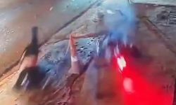 Motosikletli gençlerin havada savrulduğu kaza kamerada