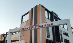 Motosikletli şahıs, araçtan indirdiği kadını bıçaklayıp kaçtı