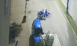 Motosikletlinin yola savrulup olay yerinden uzaklaşması kamerada