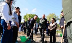 Öğrenciler, polis ekipleriyle birlikte fidan dikti
