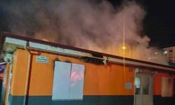 Okul kantininde çıkan yangın panikletti, alevler geceyi aydınlattı