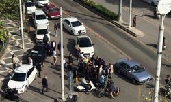 Önce çocuğa çarptı, sonra da otomobilini park etme bahanesiyle kaçtı