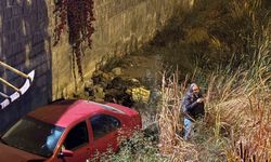Otomobil 5 metrelik kanala uçtu, sürücünün burnu bile kanamadı