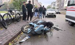 Bursa'da otomobil ile çarpışan motosikletli yaralandı