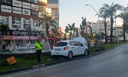 Otomobil refüje çıkıp sinyalizasyon direğini devirdi