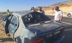 Otomobil taklalar attı, şans eseri yaralanan olmadı