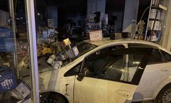 Otomobil züccaciye dükkana daldı: 1 yaralı