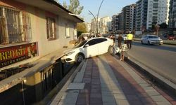 Otomobilin çarptığı araç savrularak evin balkonuna girdi: 2’si çocuk 3 yaralı