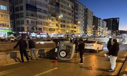 Otomobilin çarptığı cip yan yattı, yol trafiğe kapandı