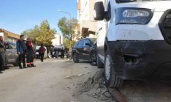 Otomobilin çarptığı kamyonet aydınlatma direğini devirdi: 2 yaralı