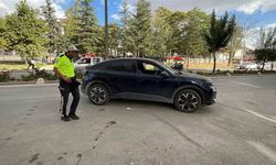 Otomobille elektrikli bisikletin çarpıştığı kaza kamerada: 1 yaralı