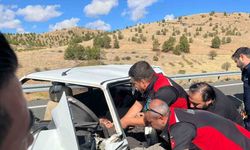 Otomobiller kafa kafaya çarpıştı: 1’i ağır, 4 yaralı