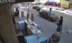 Otomobillerin yol verdiği kadına motosiklet çarptı