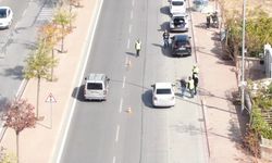 Polisi görünce sürücü değiştirdiler, drondan kaçamadılar