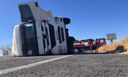 Şanlıurfa’da tekstil hammaddesi yüklü tır devrildi