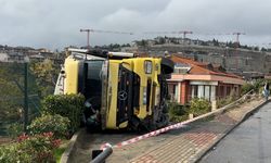 Sarıyer’de sürücüsünün direksiyon hakimiyetini kaybettiği tır devrildi