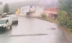 Sarıyer’de yoldan çıkarak devrilen tırın kaza anları kameraya yansıdı