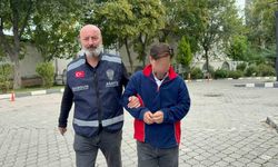 Seri hırsız keşif yaparken ve eve tırmanırken kameraya yakalandı: 70 bin liralık eşya ele geçirildi