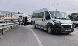 Servis minibüsünün çarptığı yaşlı adam ağır yaralandı.