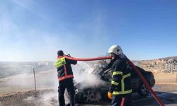 Seyir halindeki otomobil yandı