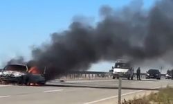 Seyir halindeykeki otomobil alev alev yandı