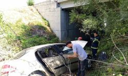 Seyir halindeyken tekerleği çıkan araç şarampole uçtu: 1’i ağır 2 yaralı