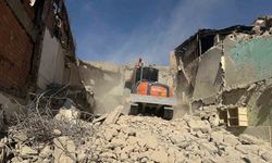Siirt’te metruk bina kontrollü şekilde yıkıldı