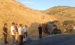 Siirt’te virajı alamayan tır devrildi: 1 yaralı