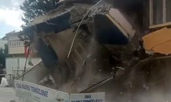 Sındırgı’da depremde hasar gören bina kendiliğinden yıkıldı