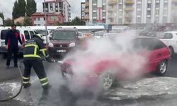 Sivas’ta park halindeki otomobilde çıkan yangın, paniğe neden oldu