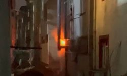 Sultangazi’de kebap salonunda yangın: Alevlere hortum ve kovalarla müdahale ettiler