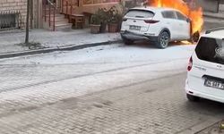 Sultangazi’de park halindeki araç alevlere teslim oldu