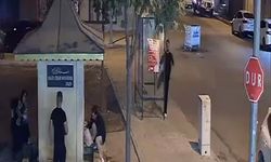 Tekmeyle otobüs durağının camını kırdı