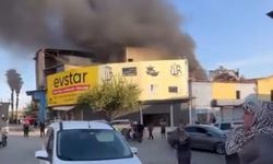 Tekstil malzemesi satan iş yerinde çıkan yangın söndürüldü