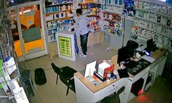 Telefoncunun camını kırıp içeri girdi: Seçerek malzeme çaldığı anlar kameraya yansıdı