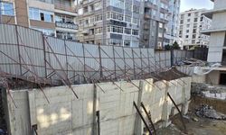 Temel kazısında kaldırım çöktü: Yol yaya ve araç trafiğine kapatıldı