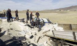 Tır şarampole düştü, sürücü kum altında kalan kabin içerisinde can verdi