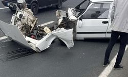 Tofaş marka otomobilin motoru fırladı: 2 yaralı
