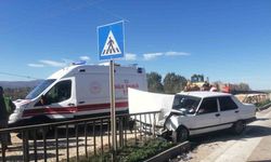 Tokat’ta kaza yapan otomobil bariyere girdi