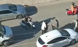 Trafikte yol verme kavgası: Birbirlerine yumrukla saldırdılar, o anlar kamerada