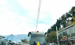 Tramvayın arkasına tutunup ölümle burun buruna geldiler