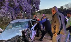 Uşak’ta otomobil ile traktör çarpıştığı kazada karı koca yaralandı
