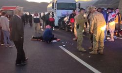 Van-Hakkari karayolunda otomobil tırla çarpıştı: 2 ölü, 5 yaralı