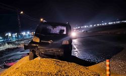 VEDAŞ’ın yer altı çalışmaları Vanlıları mağdur ediyor: Kazı yapılan alanda dün akşam maddi hasarlı kaza meydana geldi