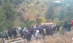 Yangında ölen yaşlı iki kardeşin cenazesi tek tabutla getirildi, aynı mezara defnedildi