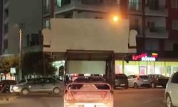 Yayaların canını hiçe sayan sürücü, trafiğe aldırmadan motosiklet üzerinde koltuk taşıdı