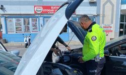 Yolda kalan ailenin yardımına polis ekipleri yetişti